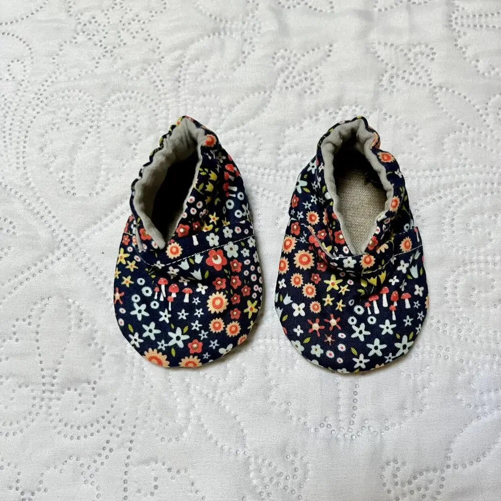 NWT Cabooties Handmade Baby Booties 0-6m